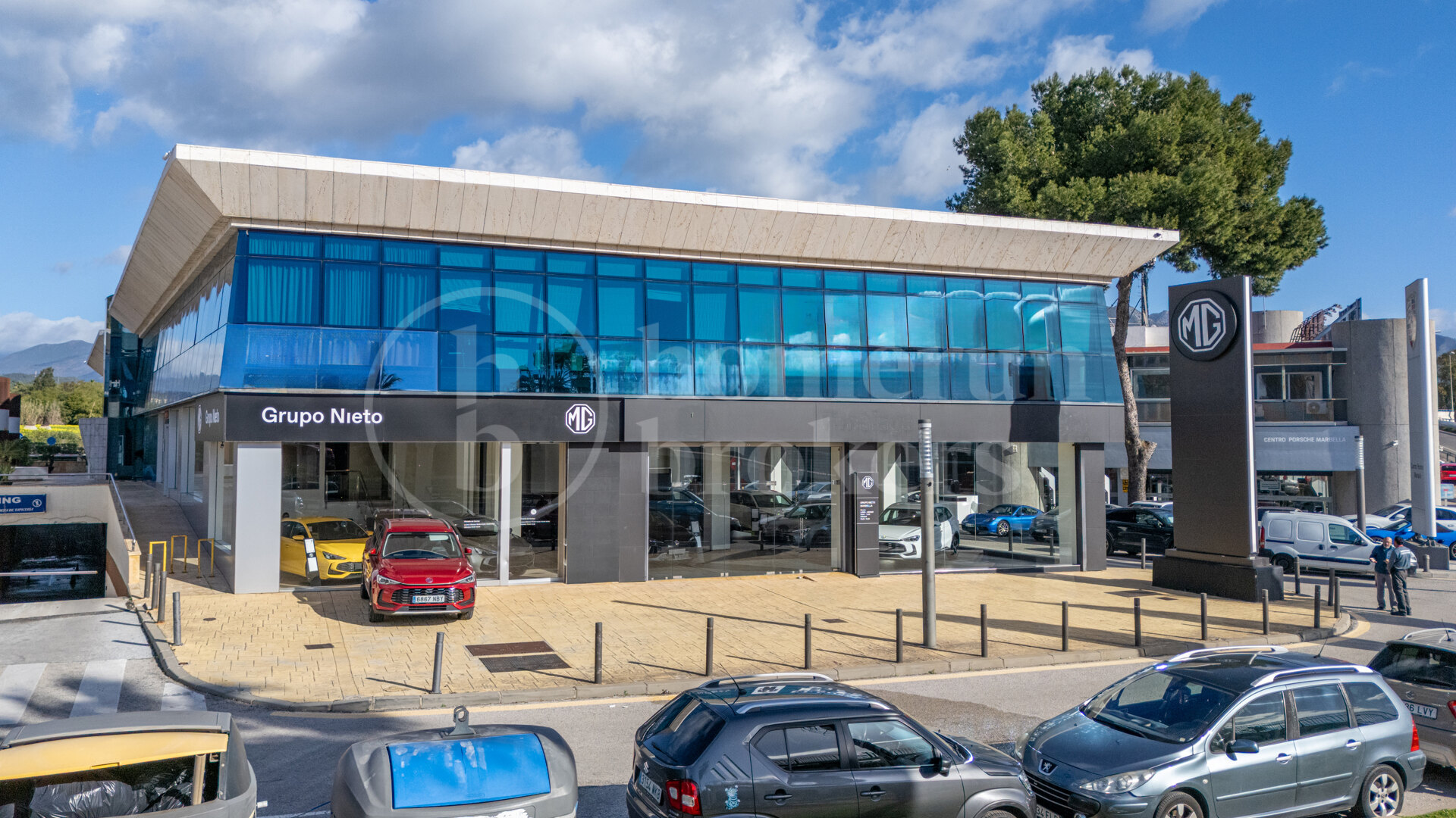 Puerta De Banus - Renovated Commercial Space with Terrace and Parking