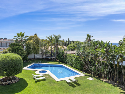 Villa Candela - Elegant Villa with Sea Views in El Paraíso Alto