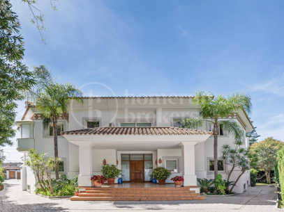 Villa Candela - Elegant Villa with Sea Views in El Paraíso Alto
