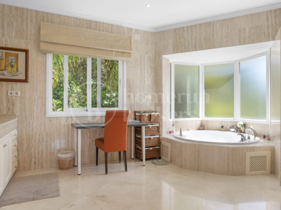 Villa Candela - Elegant Villa with Sea Views in El Paraíso Alto