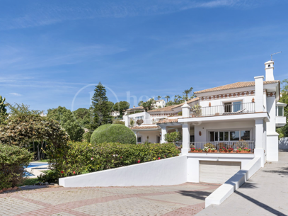 Villa Candela - Elegant Villa with Sea Views in El Paraíso Alto