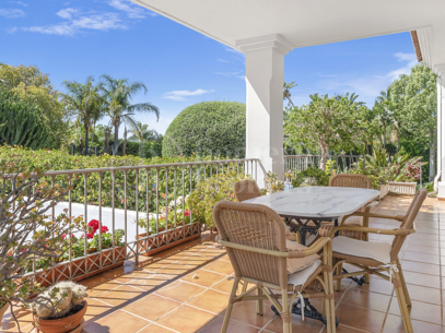 Villa Candela - Elegant Villa with Sea Views in El Paraíso Alto