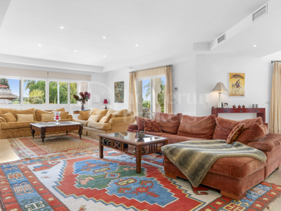 Villa Candela - Elegant Villa with Sea Views in El Paraíso Alto