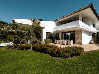 Private Luxury 6-Bedroom Villa with Pool in Las Chapas