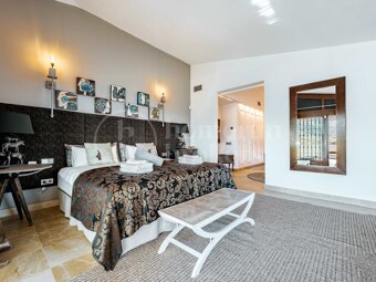 Private Luxury 6-Bedroom Villa with Pool in Las Chapas