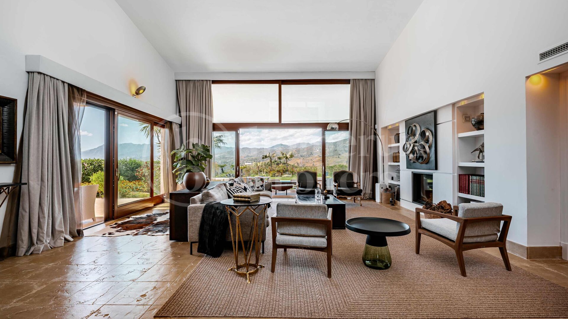 Private Luxury 6-Bedroom Villa with Pool in Las Chapas