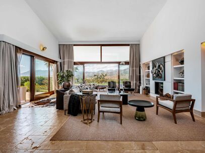 Private Luxury 6-Bedroom Villa with Pool in Las Chapas