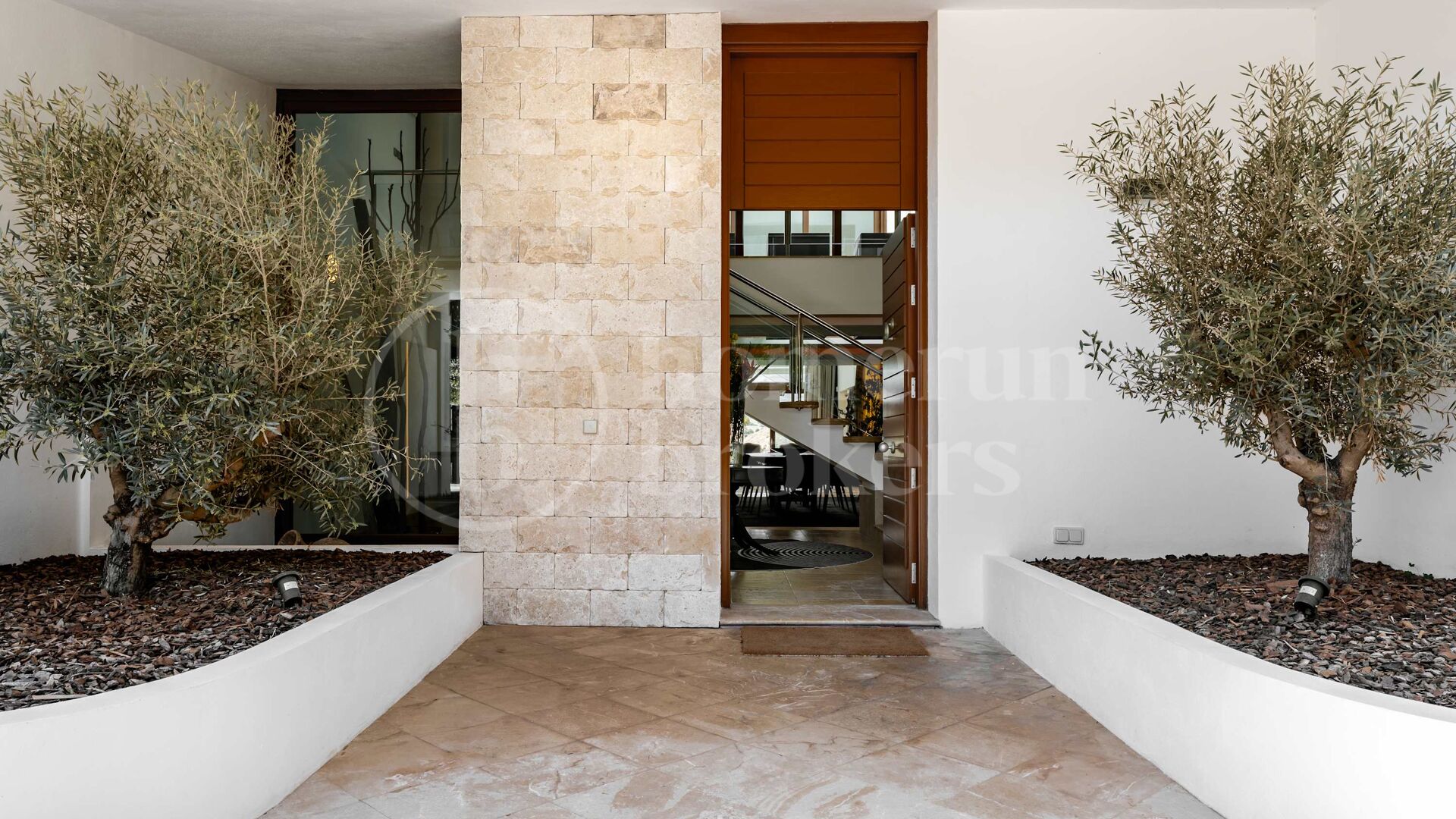 Private Luxury 6-Bedroom Villa with Pool in Las Chapas