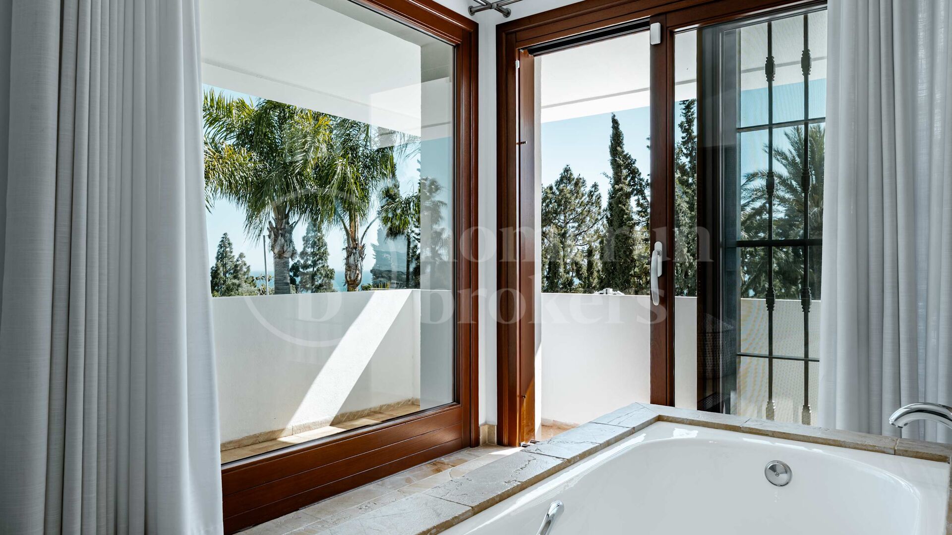Private Luxury 6-Bedroom Villa with Pool in Las Chapas