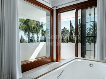 Private Luxury 6-Bedroom Villa with Pool in Las Chapas