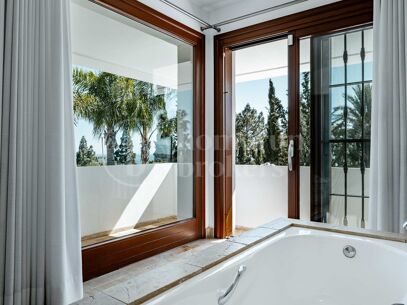 Private Luxury 6-Bedroom Villa with Pool in Las Chapas