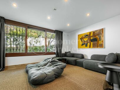 Private Luxury 6-Bedroom Villa with Pool in Las Chapas