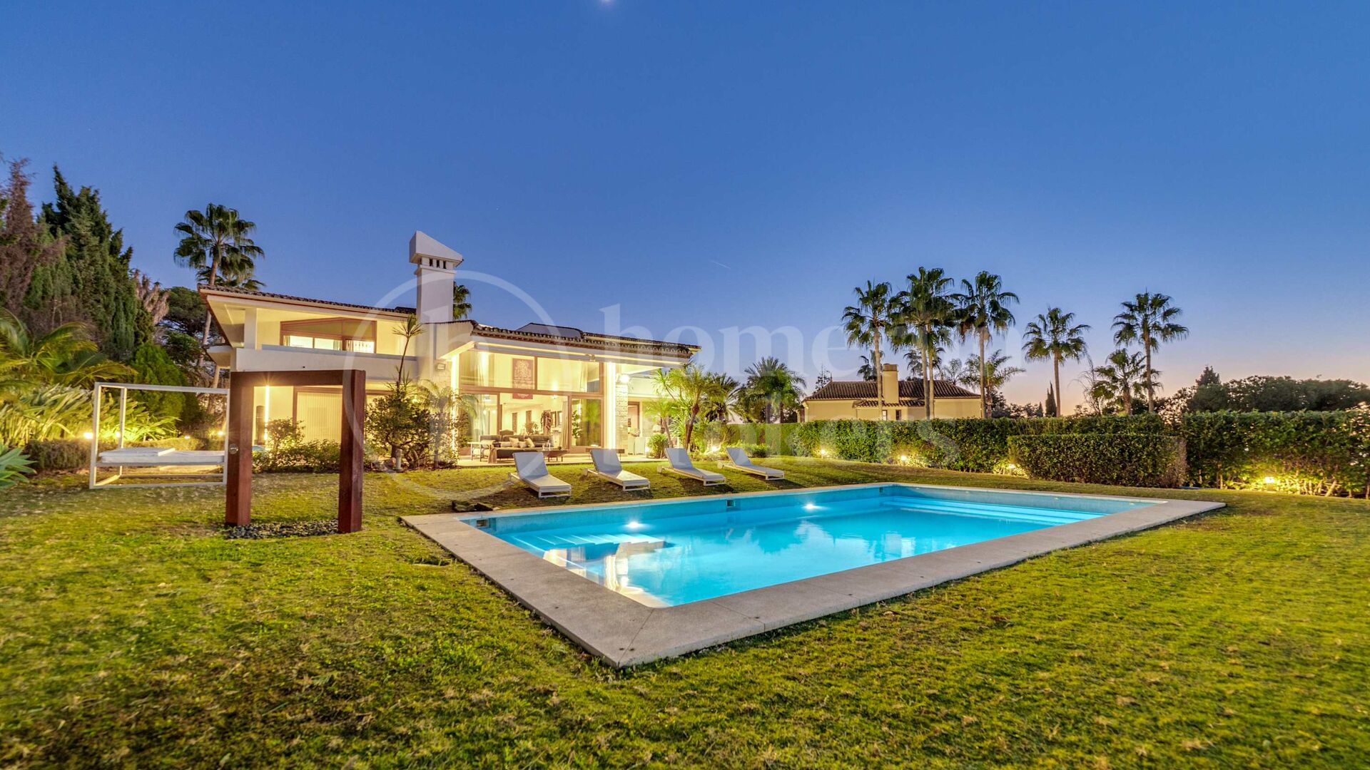 Private Luxury 6-Bedroom Villa with Pool in Las Chapas