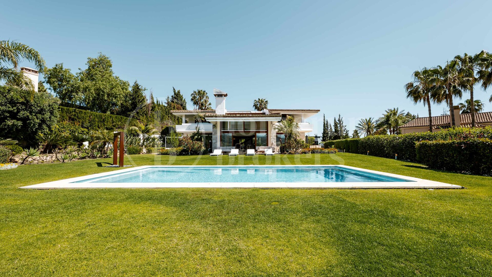 Private Luxury 6-Bedroom Villa with Pool in Las Chapas