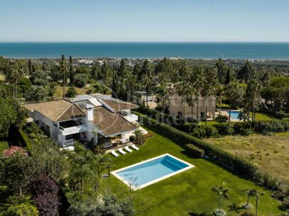Private Luxury 6-Bedroom Villa with Pool in Las Chapas