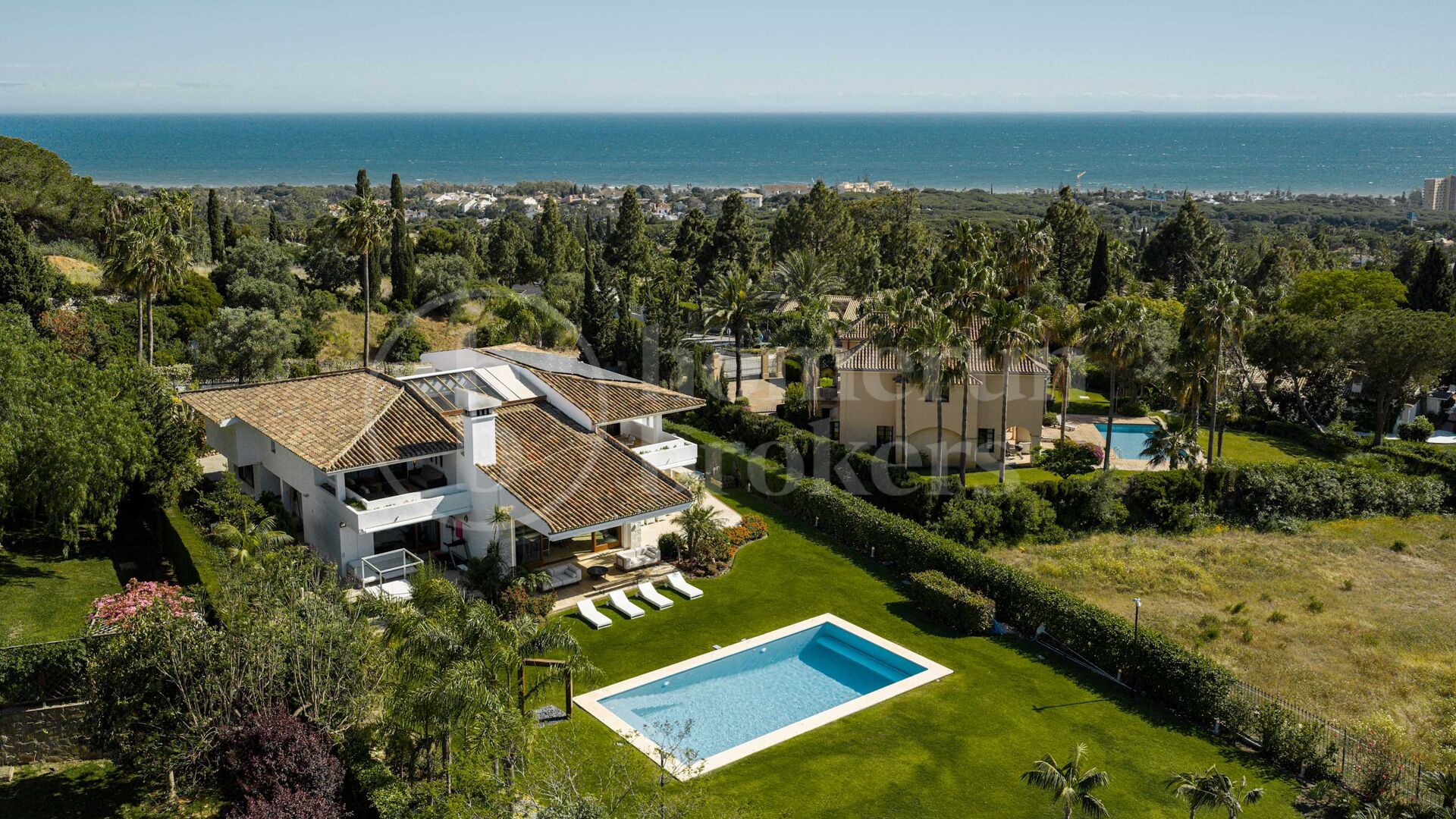 Private Luxury 6-Bedroom Villa with Pool in Las Chapas