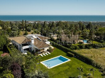Private Luxury 6-Bedroom Villa with Pool in Las Chapas