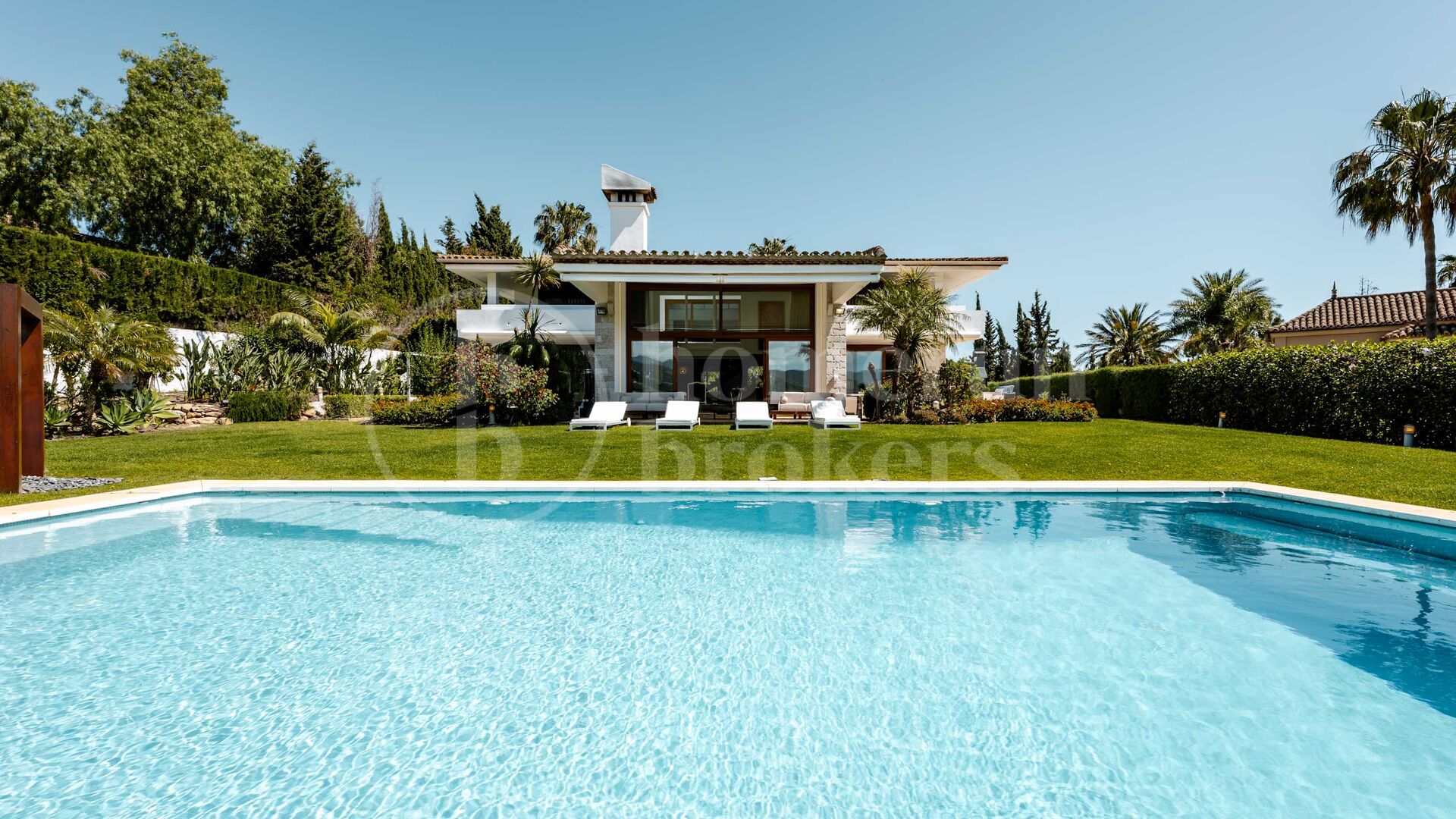 Private Luxury 6-Bedroom Villa with Pool in Las Chapas