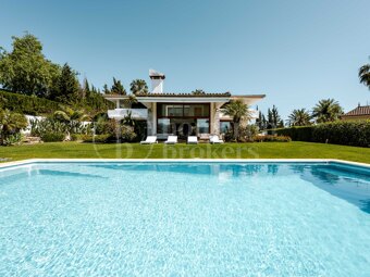 Private Luxury 6-Bedroom Villa with Pool in Las Chapas