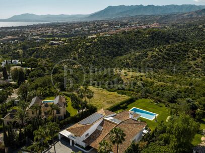Private Luxury 6-Bedroom Villa with Pool in Las Chapas