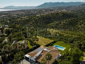 Private Luxury 6-Bedroom Villa with Pool in Las Chapas