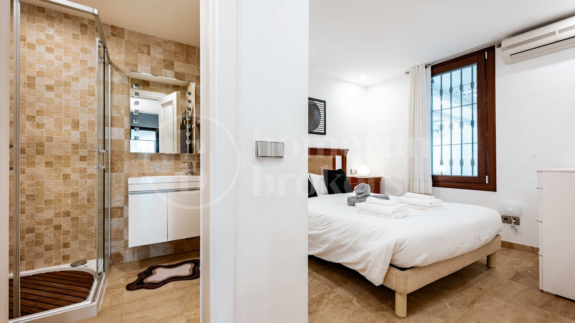 Private Luxury 6-Bedroom Villa with Pool in Las Chapas