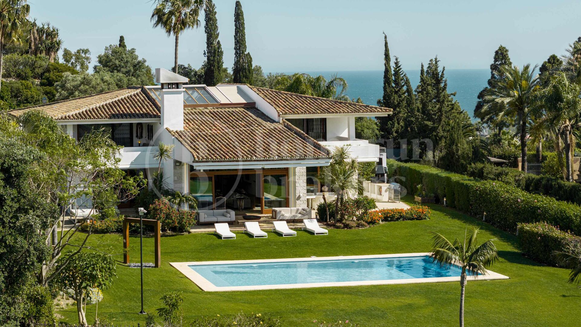 Private Luxury 6-Bedroom Villa with Pool in Las Chapas