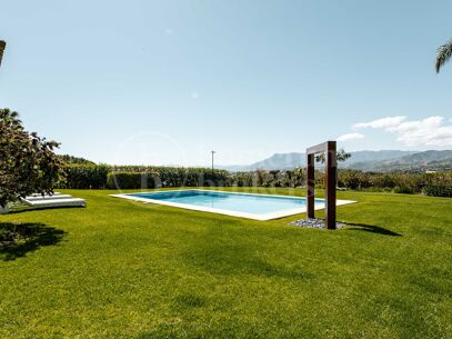 Private Luxury 6-Bedroom Villa with Pool in Las Chapas