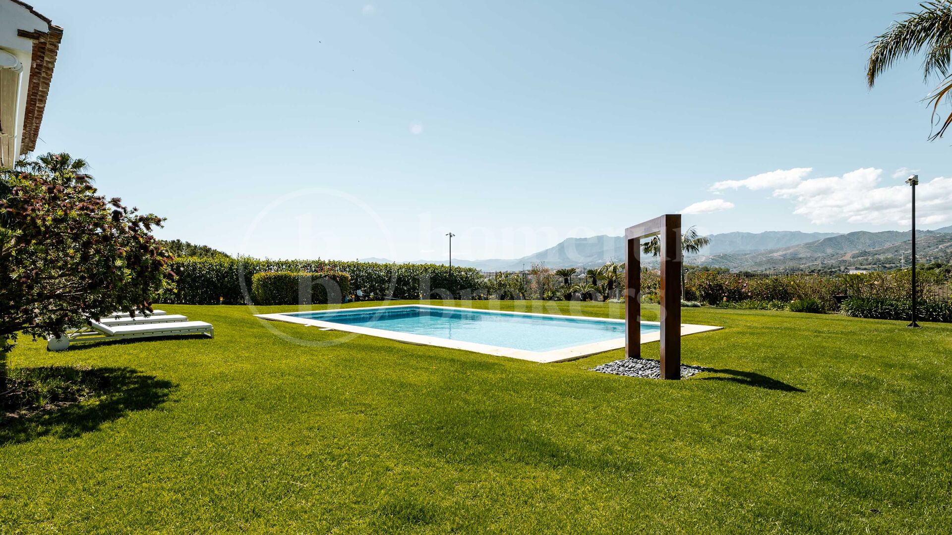 Private Luxury 6-Bedroom Villa with Pool in Las Chapas