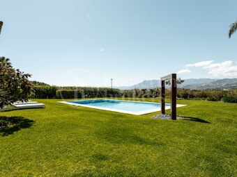 Private Luxury 6-Bedroom Villa with Pool in Las Chapas