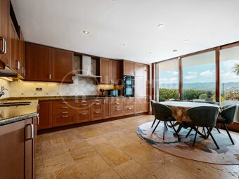 Private Luxury 6-Bedroom Villa with Pool in Las Chapas