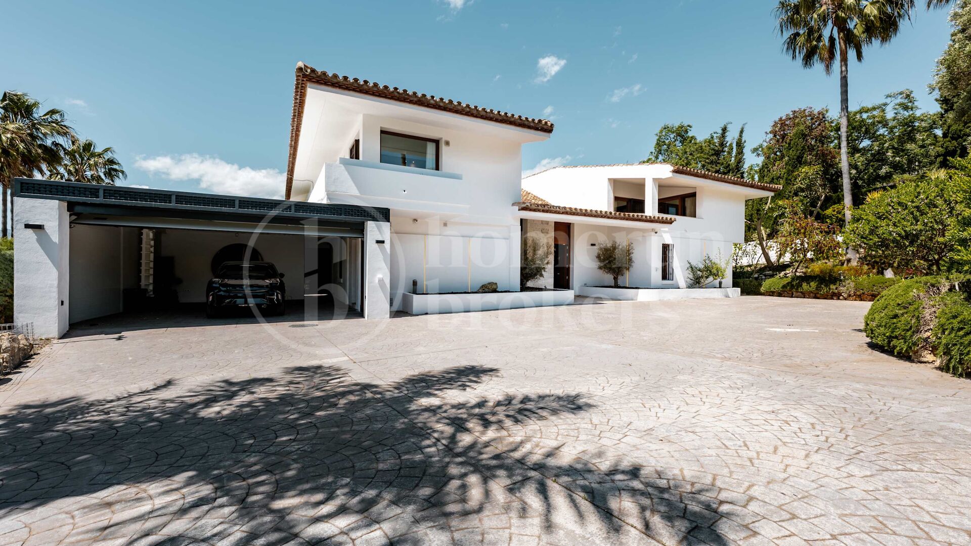 Private Luxury 6-Bedroom Villa with Pool in Las Chapas