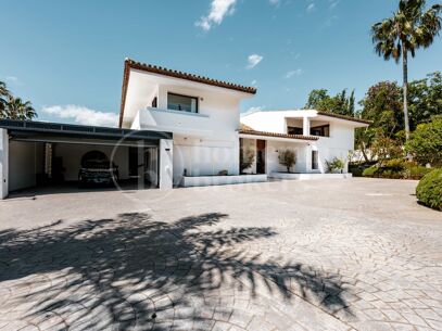 Private Luxury 6-Bedroom Villa with Pool in Las Chapas
