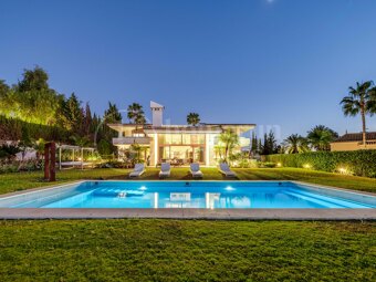 Private Luxury 6-Bedroom Villa with Pool in Las Chapas