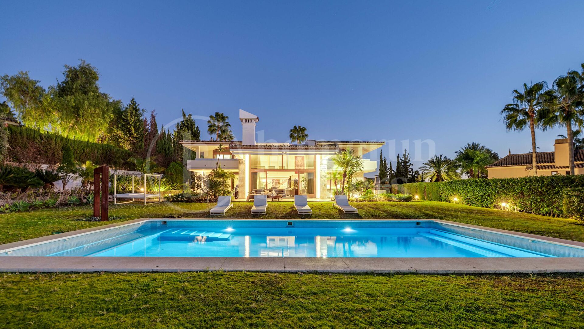 Private Luxury 6-Bedroom Villa with Pool in Las Chapas