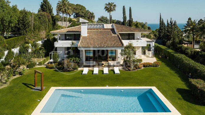 Private Luxury 6-Bedroom Villa with Pool in Las Chapas