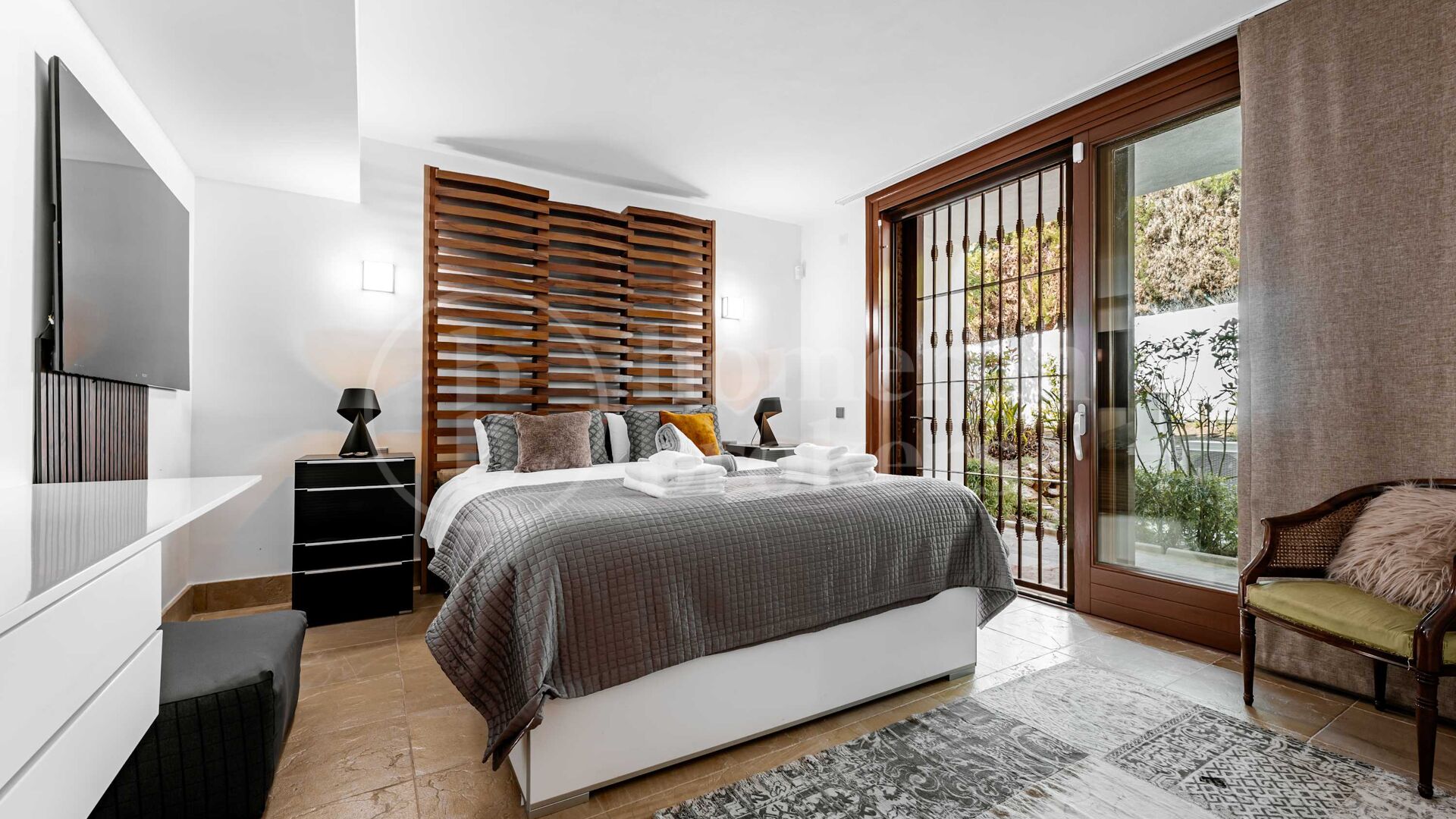 Private Luxury 6-Bedroom Villa with Pool in Las Chapas