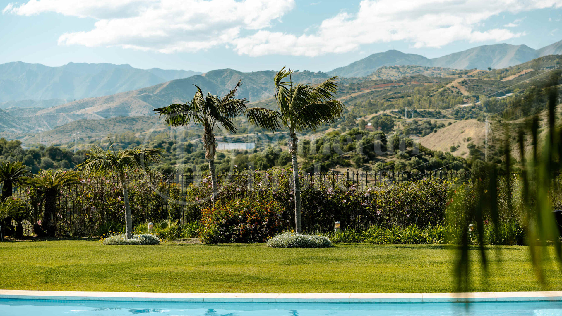 Private Luxury 6-Bedroom Villa with Pool in Las Chapas