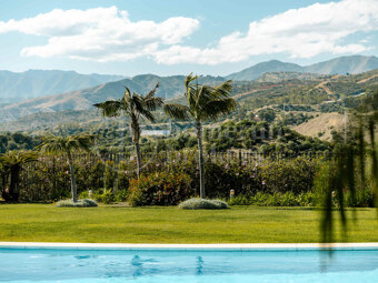 Private Luxury 6-Bedroom Villa with Pool in Las Chapas