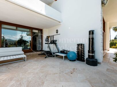 Private Luxury 6-Bedroom Villa with Pool in Las Chapas