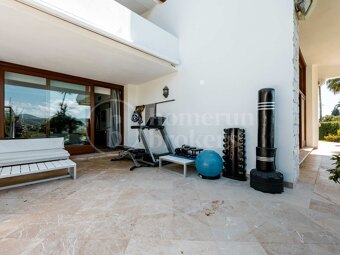 Private Luxury 6-Bedroom Villa with Pool in Las Chapas