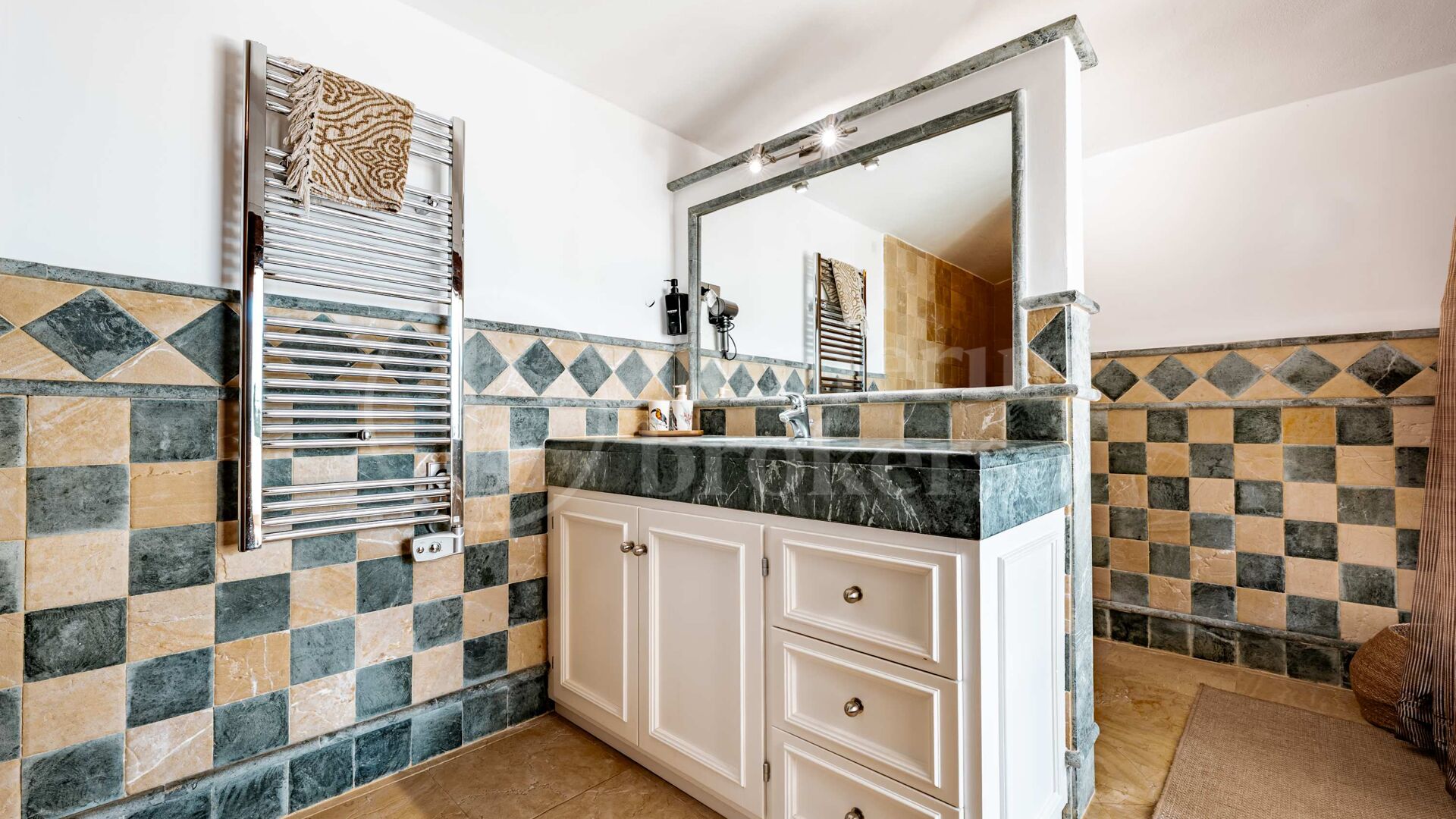 Private Luxury 6-Bedroom Villa with Pool in Las Chapas
