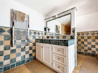 Private Luxury 6-Bedroom Villa with Pool in Las Chapas