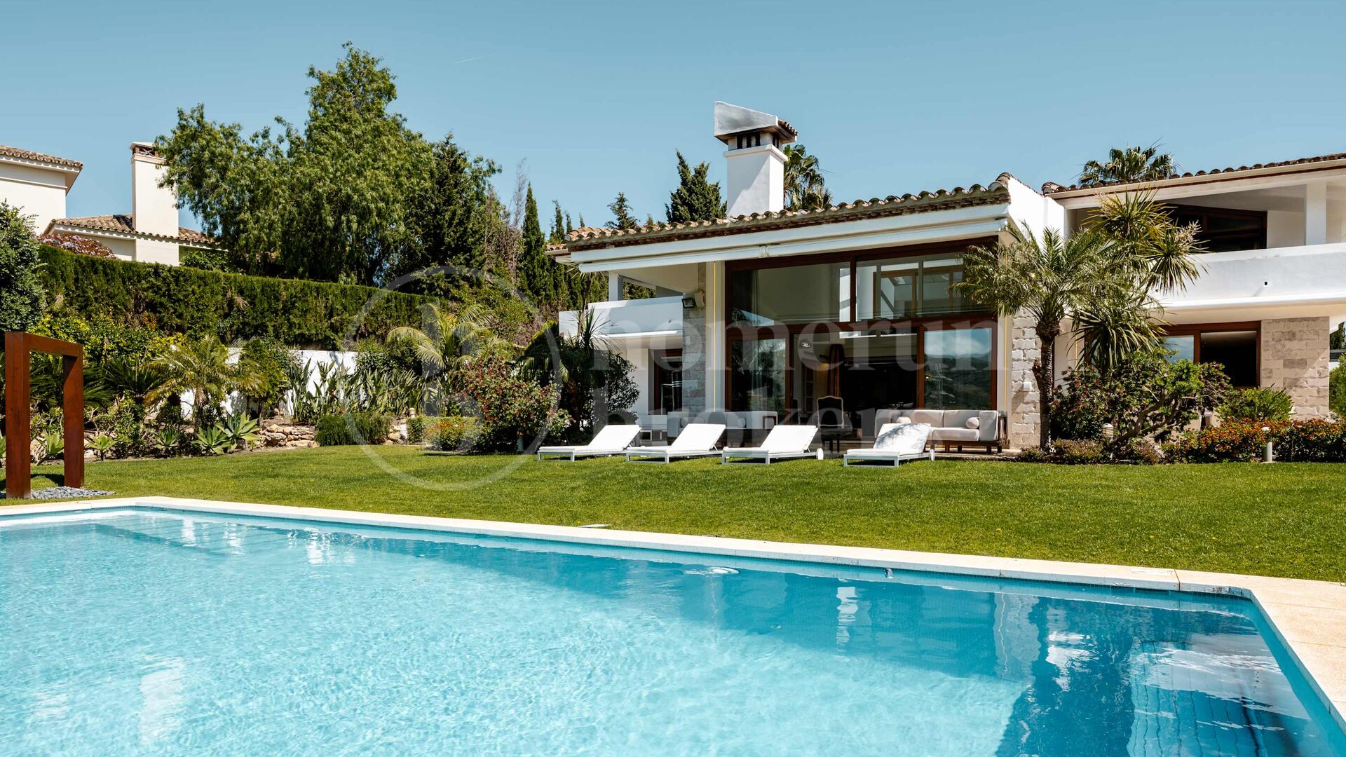 Private Luxury 6-Bedroom Villa with Pool in Las Chapas