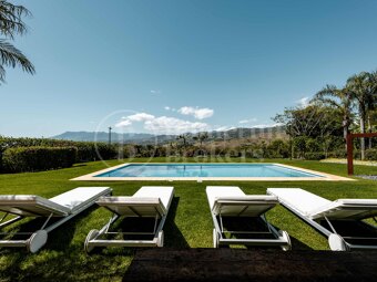 Private Luxury 6-Bedroom Villa with Pool in Las Chapas