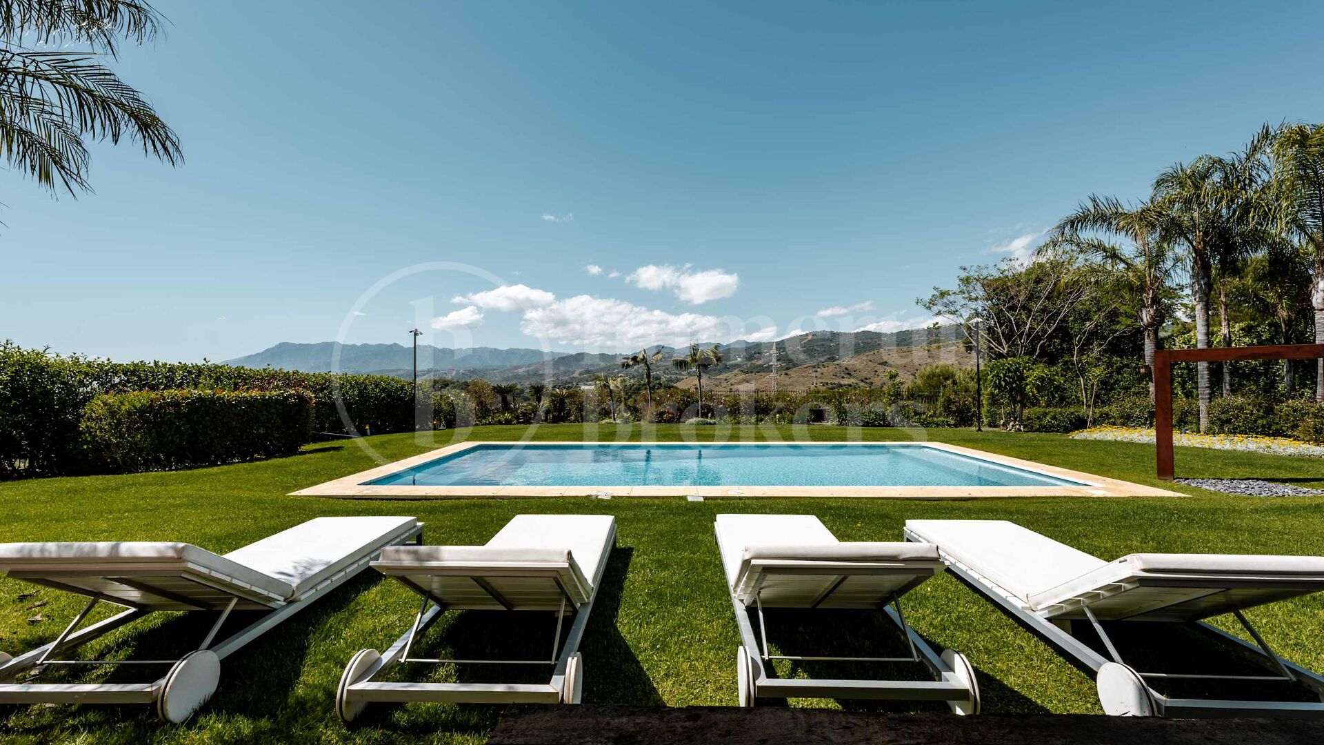 Private Luxury 6-Bedroom Villa with Pool in Las Chapas