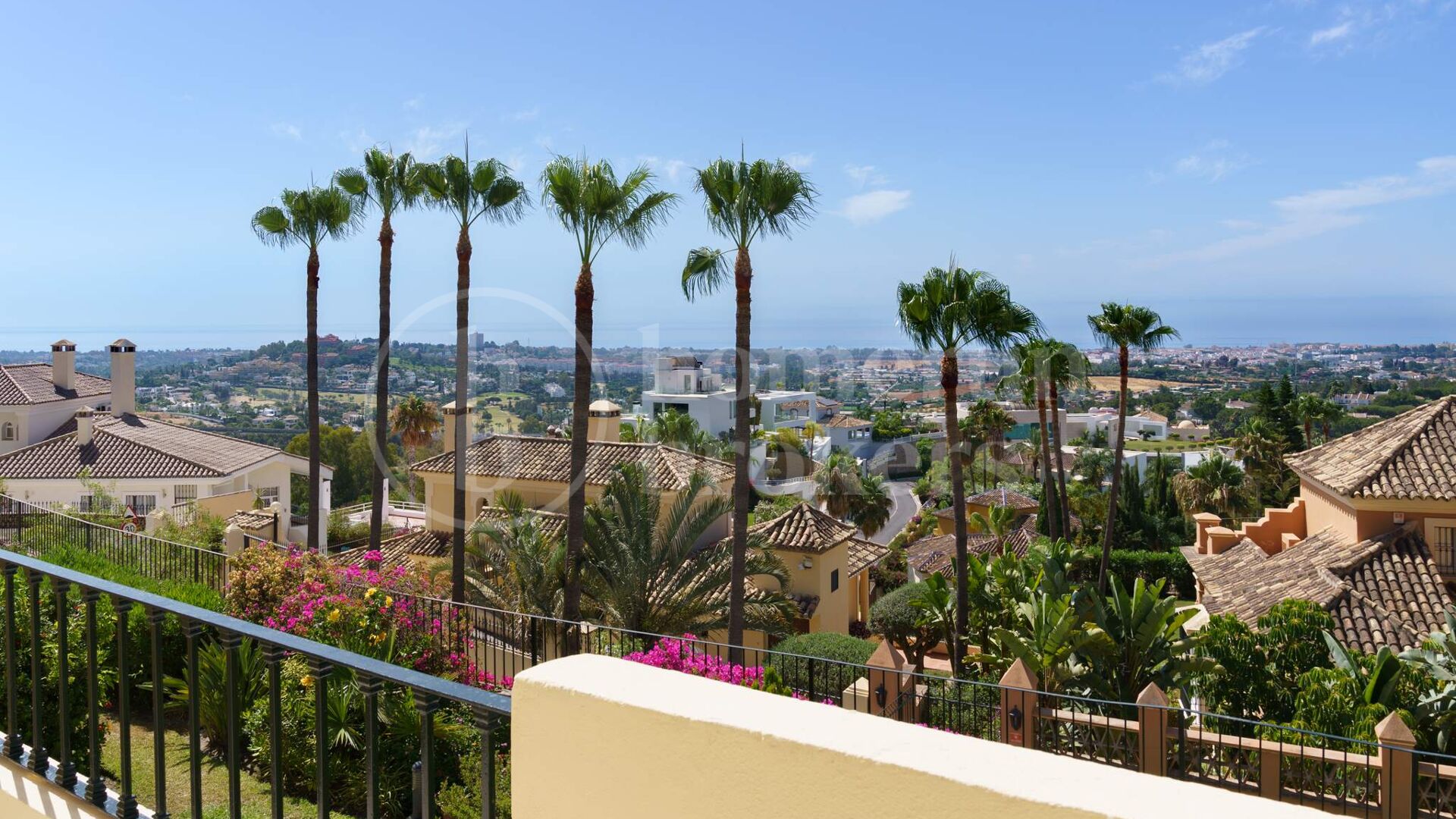 La Quinta Hills 47 - Luxury Holiday Apartment with Rooftop Plunge Pool in La Quinta, Marbella