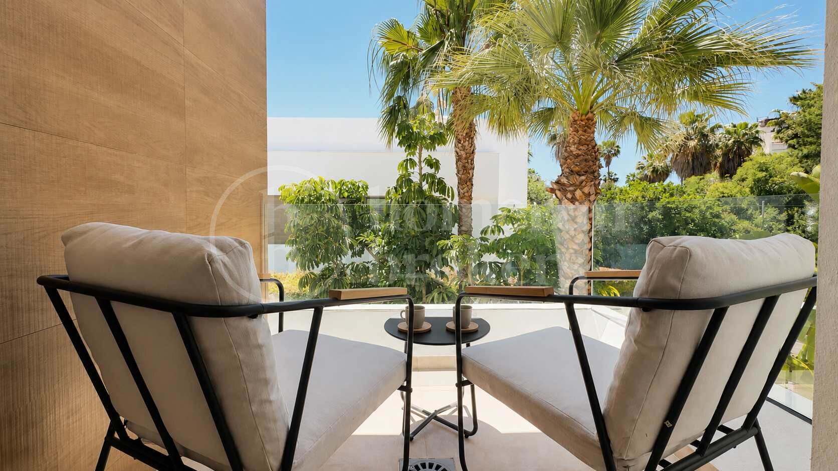 Modern Frontline Golf Villa with Rooftop Terrace in El Paraíso