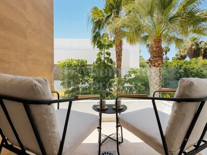 Modern Frontline Golf Villa with Rooftop Terrace in El Paraíso