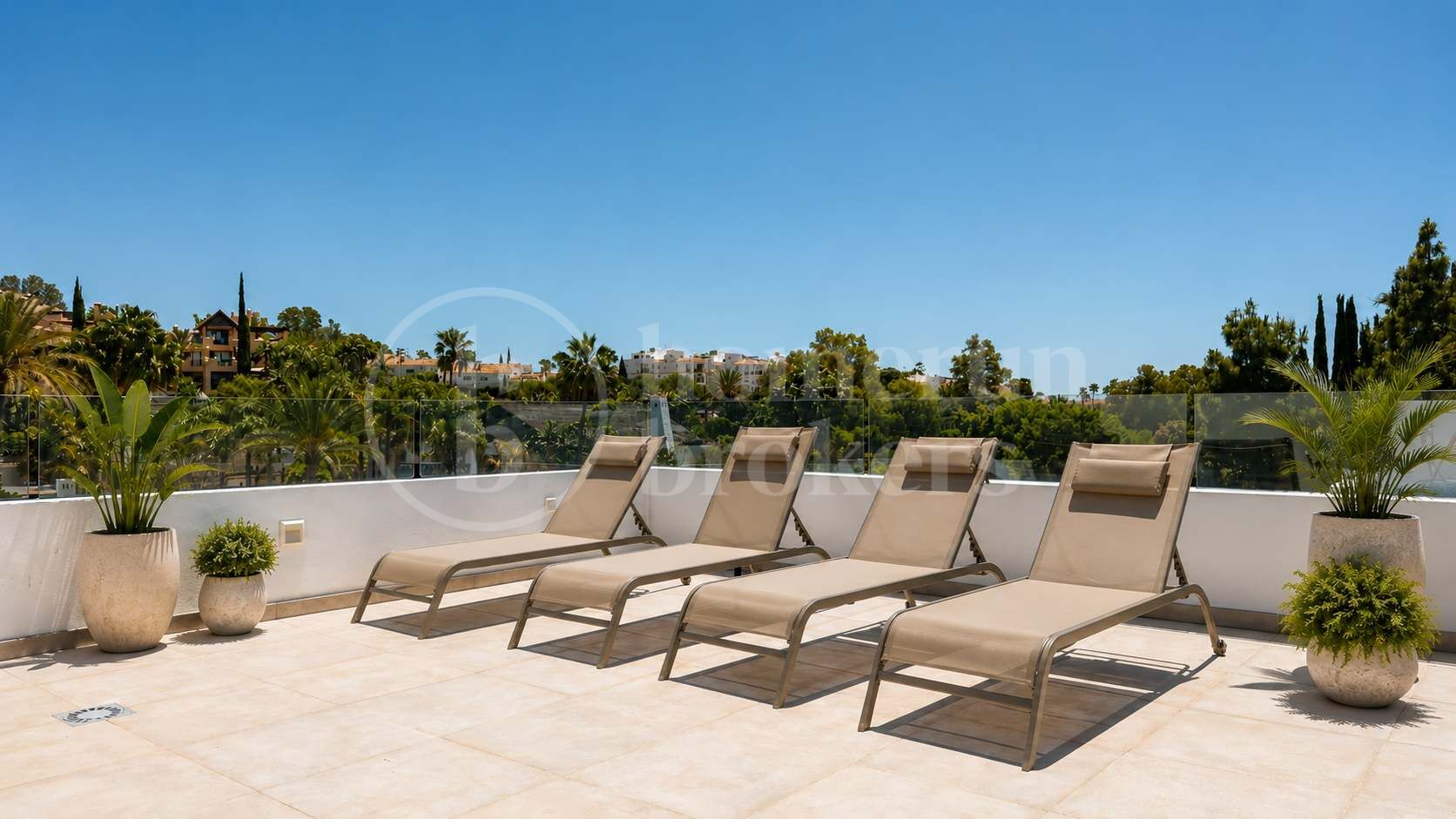Modern Frontline Golf Villa with Rooftop Terrace in El Paraíso